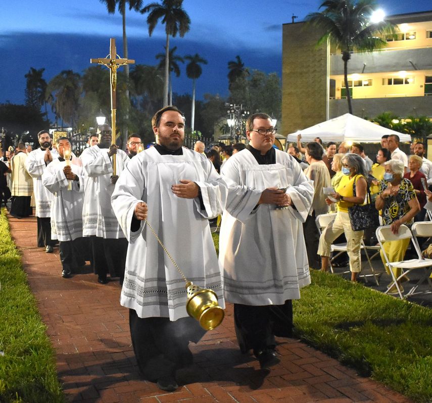 Fieles católicos honran a la virgen Caridad en su Santuario Nacional en la ciudad de Miami.