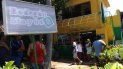 La gente busca un lugar a la sombra mientras hace fila frente a una tienda en La Habana. La gente busca un lugar a la sombra mientras hace fila frente a una tienda en La Habana.