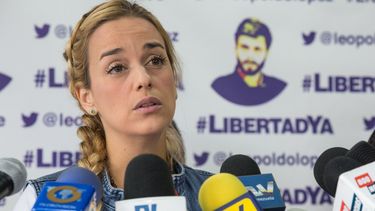 Tintori salió de Guayaquil con destino a Miami tras denunciar en twitter que a su llegada al aeropuerto de la ciudad ecuatoriana le fue retirado el pasaporte y se le prohibió acceder al país.
