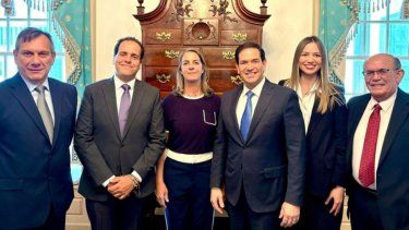 El Secretario de Estado de EEUU, Marco Rubio, junto a los cinco opositores venezolanos que estaban asilados en la embajada argentina en Caracas.