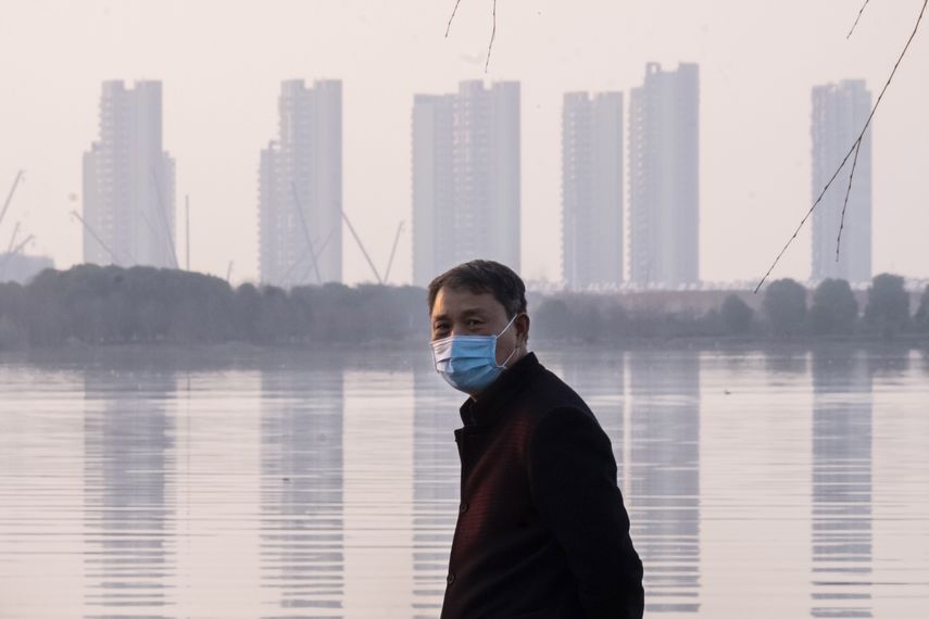 Un hombre porta una mascarilla en la ciudad de Wuhan, en la provincia de Hubei, en el centro de China, el jueves 30 de enero de 2020.&nbsp;