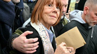 Gisele Pelicot sale del juzgado tras escuchar el veredicto del tribunal que condenó a su exmarido a la pena máxima de 20 años de cárcel por haber cometido y orquestado violaciones en masa con decenas de desconocidas que reclutó por Internet, en Avignon el 19 de diciembre de 2024.