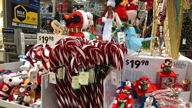 Imagen de diversos productos navideños en un comercio minorista de Estados Unidos.