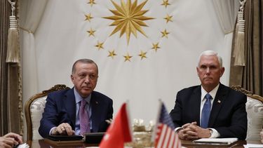 El presidente turco Recep Tayyip Erdogan, izquierda, se reúne con el vicepresidente de EEUU, Mike Pence, en el Palacio Presidencial en Ankara, Turquía, jueves 17 de octubre de 2019.
