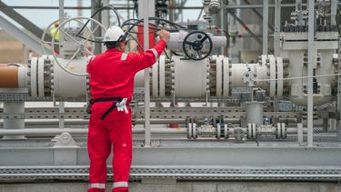 Un técnico chequea el sistema en una refinería.