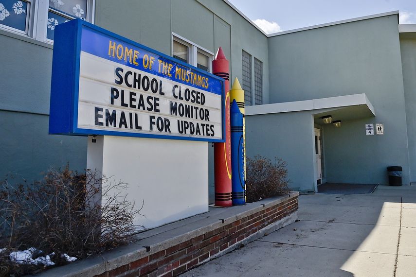 En esta fotograf&iacute;a del 16 de abril de 2020 se muestra un letrero que anuncia que la escuela primaria de Helena, Montana, est&aacute; cerrada.&nbsp;