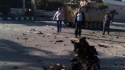 Varios restos esparcidos cerca de un vehículo militar blindado y personal de seguridad en el lugar donde se produjo un atentado suicida en Al Arish (Egipto), este 24 de noviembre de 2015. (EFE)  