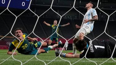 Lachlan Wales celebra tras marcar el primer gol de Australia en la victoria 2-0 ante Argentina en el fútbol de los Juegos Olímpicos, el jueves 22 de julio de 2021, en Sapporo