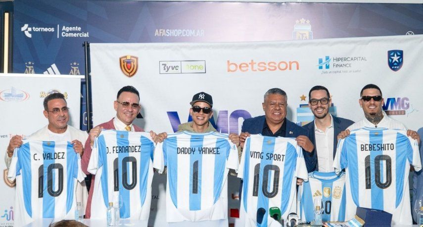 Cristian Váldez y Javier Fernández, de VMG Sports; Daddy Yankee, Claudio Tapia, Iván Rivera y Bebeshito (de izq. a der.) en Miami.&nbsp; &nbsp; &nbsp;