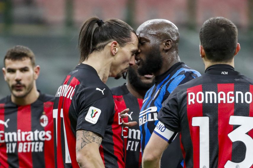 Zlatan Ibrahimovic (izquierda) del Milan y Romelu Lukaku del Inter discuten durante el partido por la Copa Italia en el estadio San Siro de Milán, el martes 26 de enero de 2021