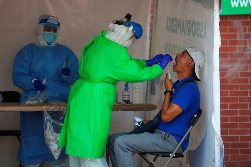 Un trabajador sanitario realiza una prueba de coronavirus a un hombre en un centro temporal de diagnósticos en Ciudad de México.