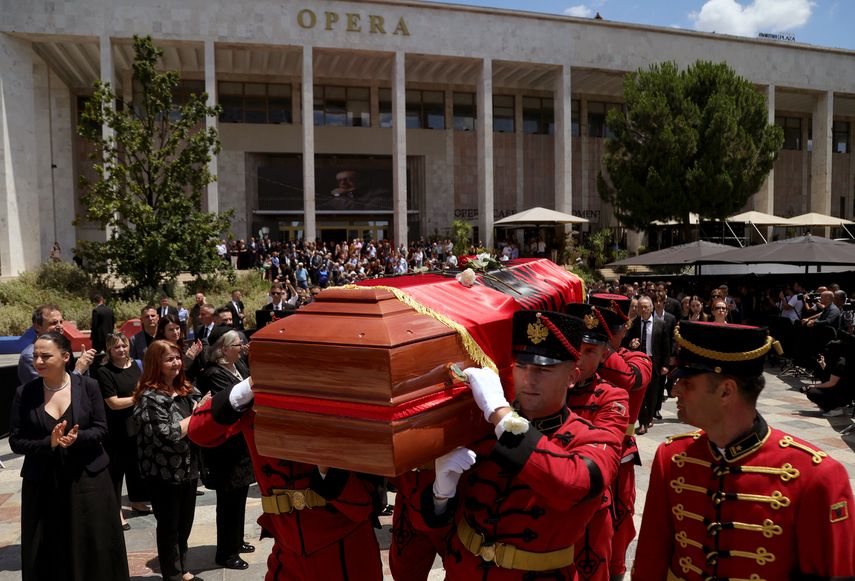 Los soldados llevan el ataúd del escritor albanés Ismail Kadare en el segundo día de luto nacional por su muerte el 1 de julio de 2024, en Tirana, el 3 de julio de 2024.