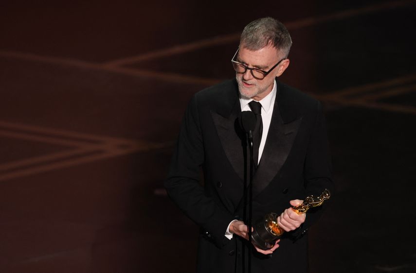 El director estadounidense Paul Thomas Anderson recibe el premio al Mejor Director por One Battle After Another en el escenario durante la 98.ª edición de los Premios de la Academia en el Dolby Theatre de Hollywood, California, el 15 de marzo de 2026.