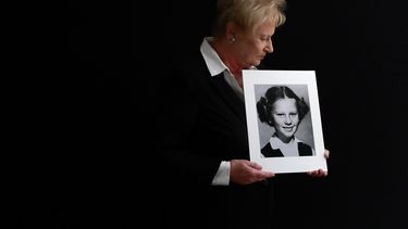 Nancy Holling-Lonnecker muestra una foto de cuando era ni&ntilde;a, de la &eacute;poca en que dice fue violada varias veces por un cura en un confesionario. Foto del 20 de noviembre del 2019 tomada en la casa de la mujer en San Diego, California.&nbsp;