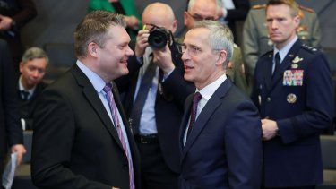 El ministro de defensa de Finlandia Antti Kaikkonen (izq) con el secretario general de la OTAN Jens Stoltenberg en Bruselas el 15 de febrero de 2023.&nbsp;