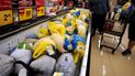 Dos personas junto a una nevera con pavos congelados para la cena de Acción de Gracias en una tienda en Mount Prospect, Illinois, el miércoles 17 de noviembre de 2021. Dos personas junto a una nevera con pavos congelados para la cena de Acción de Gracias en una tienda en Mount Prospect, Illinois, el miércoles 17 de noviembre de 2021.