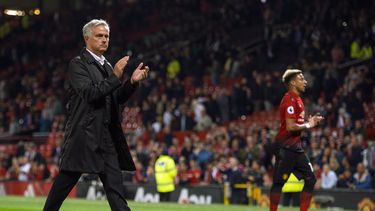 Luego de finalizado el encuentro Mourinho le aplaudió a los fanáticos y estos reaccionaron arrojándole las camisetas ¿Fue esto una despedida? No se sabe, pero varios medios en Inglaterra ya especulan sobre posibles sustitutos.&nbsp;