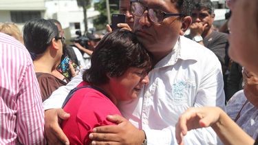 Simpatizantes de la Alianza Popular Revolucionaria Americana reaccionan afuera del hospital Casimiro Ulloa tras conocerse la muerte del expresidente Alan García, este 17 de abril de 2019 en Lima, Perú.