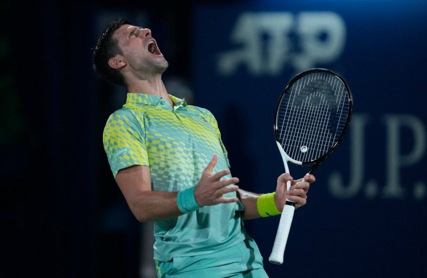 El serbio Novak Djokovic reacciona después de perder un punto en contra de Daniil Medvedev, durante la semifinal del Duty Free Tennis Championships, en Dubái, Emiratos Árabes Unidos, el viernes 2 de marzo de 2023.