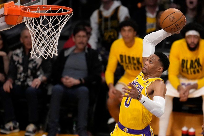 Russell Westbrook, quien jugaba con los Lakers de Los Ángeles, se dispone a volcar el balón en la primera mitad del juego de baloncesto en contra del Thunder de Oklahoma City, el martes 7 de febrero de 2023, en Los Ángeles. Westbrook firmó con los Clippers de Los Ángeles después de no ser reclamado por ningún equipo el miércoles 22 de febrero de 2023.&nbsp;