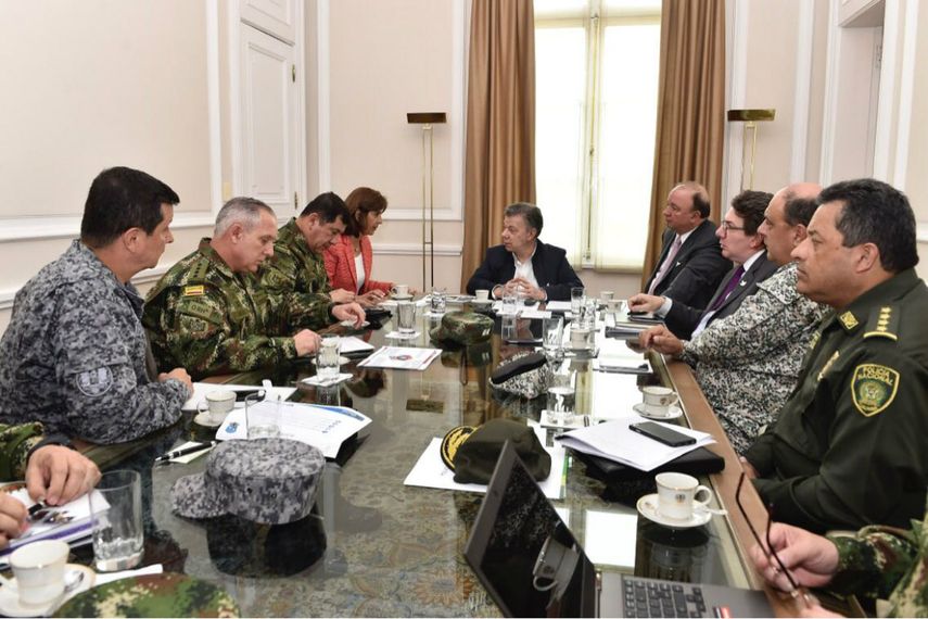 A la reunión con el presidente asisten los ministros de Relaciones Exteriores, María Ángela Holguín, y de Defensa, Luis Carlos Villegas.