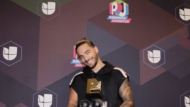El cantante colombiano Maluma posa para los medios en el back stage de la decimocuarta edición de los&nbsp;Premios&nbsp;Juventud.