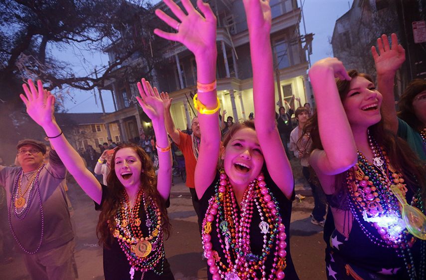 A bailar, beber y disfrutar el colorido espectáculo. (AP)