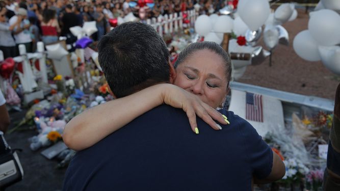 Dos personas se abrazan durante un acto de homenaje a las víctimas de una matanza en una tienda de El Paso, Texas, el 6 de agosto del 2019.