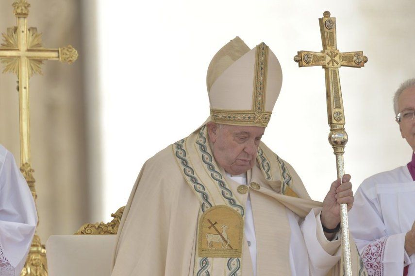 El Papa Francisco durante la proclamación de nuevos santos de la Iglesia Católica en la Jornada Mundial de las Misiones 2024, en el Vaticano, a 20 de octubre de 2024, en Ciudad del Vaticano. Los beatos Manuel Ruiz López y siete miembros de la Orden de los Frailes Menores, suben a los altares junto a los tres laicos maronitas Francisco, Mooti y Raphael Massabki, que fueron asesinados por odio a la fe&nbsp;en Damasco (Siria) entre el 9 y el 10 de julio de 1860. &nbsp; &nbsp;