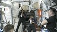 Los astronautas saudíes Ali al-Qarni (segundo de la izq) y Rayyanah Barnawi (segunda de la der) junto con dos cosmonautas en la Estación Espacial Internacional el 22 de mayo de 2023. Foto tomada de la NASA TV.&nbsp;