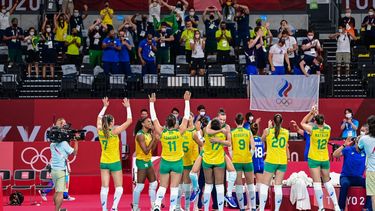 Las jugadoras de Brasil celebran su victoria en el partido de voleibol femenino de cuartos de final contra el Comité Olímpico Ruso durante los Juegos Olímpicos de Tokio 2020