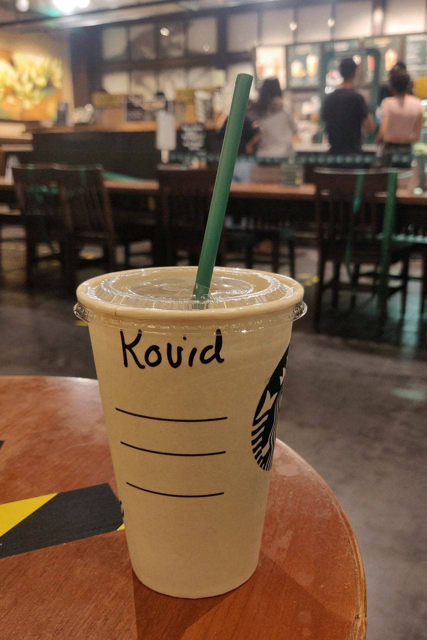 Esta imagen de un folleto sin fecha publicada el 7 de enero de 2022 muestra una bebida ordenada por Kovid Kapoor, con su nombre escrito, en una cafetería en Mumbai.