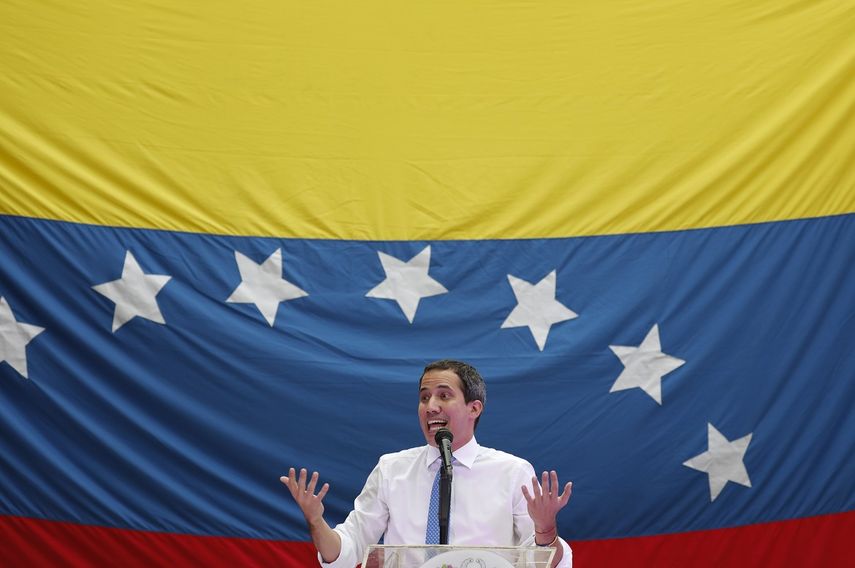Imagen del 30 de septiembre de 2019 de Juan Guaid&oacute;, presidente encargado de Venezuela y l&iacute;der del Parlamento,&nbsp;durante&nbsp;una asamblea ciudadana en una plaza en el vecindario de El Para&iacute;so, en Caracas, Venezuela.&nbsp;
