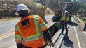 Personal de PG&E instala cables eléctricos subterráneos en la Porter Creek Road del Sonoma County, en California. 
