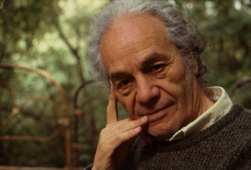 En su extensa trayectoria literaria, Parra recibió&nbsp;galardones como el Premio Cervantes (2011), el Juan Rulfo (1991) y el Premio Iberoamericano Pablo Neruda (2012).