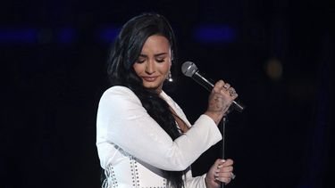 Demi Lovato canta Anyone en la 62 entrega anual de los Grammy en el Staples Center, en Los Ángeles. 