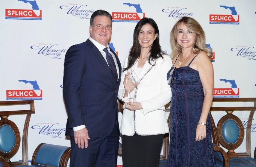 Galardonados recibiendo su reconocimiento en los Premios Women Empowering and Embracing Women (WEEW) 2025.