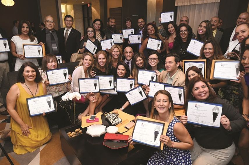 El grupo de comunicadores homenajeados durante la ceremonia que tuvo lugar en el EB Hotel Miami. (ÁLVARO MATA)