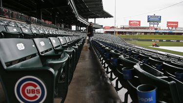 Sonna V&aacute;zquez barre las gradas del estadio Sloan Park, sede de pretemporada de los Cachorros de Chicago en Mesa, Arizona, el jueves 12 de marzo de 2020.