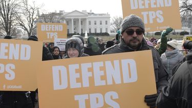 Activistas pro inmigración, líderes comunitarios e inmigrantes protestan frente a la Casa Blanca, en Washington.&nbsp;