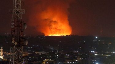 Un incendio arde en la Franja de Gaza tras un ataque de las fuerzas israelíes.&nbsp;