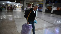 Un migrante venezolano camina a su llegada al Aeropuerto Internacional Simón Bolívar en Maiquetía, estado de La Guaira, Venezuela, el 7 de mayo de 2023.&nbsp;