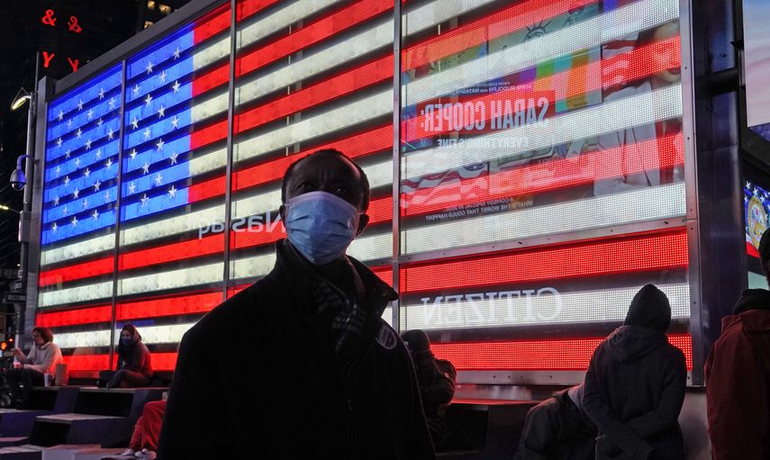 Varias personas ven los resultados de las elecciones en Times Square en Nueva York el 3 de noviembre de 2020.