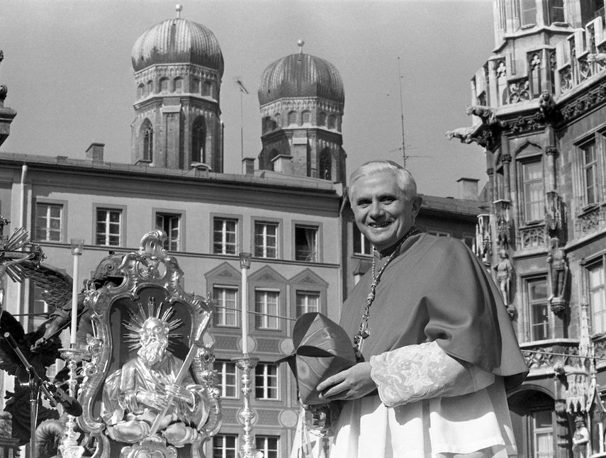Con el trasfondo de las torres de la catedral de Múnich, el cardenal Joseph Ratzinger, luego papa Benedicto XVI, se despide de los fieles bávaros en Munich, 28 de febrero de 1982. El Vaticano defendió enérgicamente el miércoles 26 de enero de 2022 la trayectoria del papa Benedicto XVI en la lucha contra los abusos sexuales del clero después que un informe destacó su mal manejo de cuatro casos de abuso cuando era arzobispo de Munich.&nbsp;
