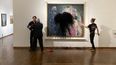 Esta imagen de folleto publicada el 15 de noviembre de 2022 muestra a activistas climáticos del grupo Last Generation arrojando líquido negro sobre la pintura Muerte y vida del artista austriaco Gustav Klimt.