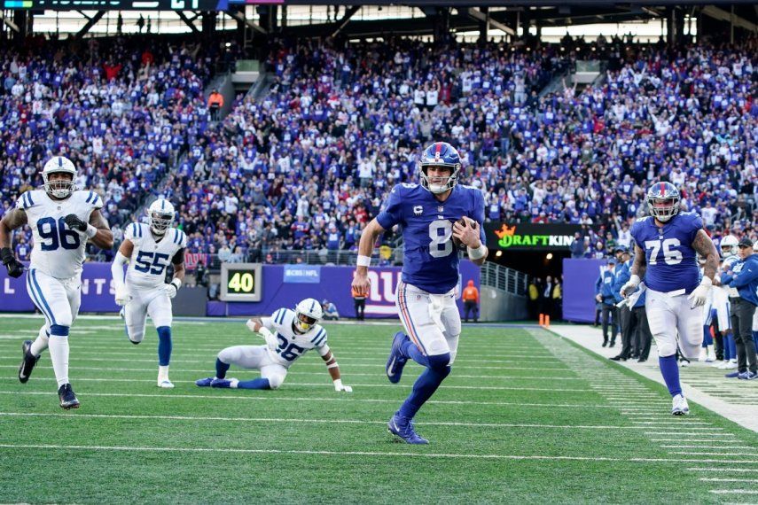 El quarterback Daniel Jones (8), de los Gigantes de Nueva York, anota en la segunda mitad del partido de la NFL contra los Colts de Indianápolis, en East Rutherford, Nueva Jersey, el domingo 1 de enero de 2022.