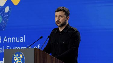 El presidente de Ucrania, Volodímir Zelenski, habla durante la 3.ª Cumbre Internacional de Ciudades y Regiones en Kiev el 6 de junio de 2025, en medio de la invasión rusa a Ucrania.&nbsp;