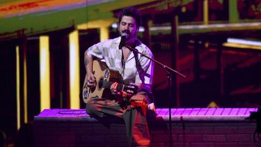 Camilo canta en los Premios Lo Nuestro el 14 de febrero de 2021 en Miami. Camilo encabezó el martes la lista de nominados al Latin Grammy el martes 28 de septiembre de 2021, con 10 menciones que incluyen canción del año, grabación del año y álbum del año, por Mis Manos.
