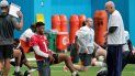El coordinador ofensivo de los Dolphins de Miami, George Godsey, dialoga con el quarterback Tua Tagovailoa (1) durante una sesión de entrenamiento del equipo El coordinador ofensivo de los Dolphins de Miami, George Godsey, dialoga con el quarterback Tua Tagovailoa (1) durante una sesión de entrenamiento del equipo