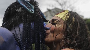 Una pareja se besa durante el desfile de la comparsa Desliga da Justiça (Desliga de la Justicia) en la celebración que sirve de antesala al Carnaval de Río de Janeiro.&nbsp;